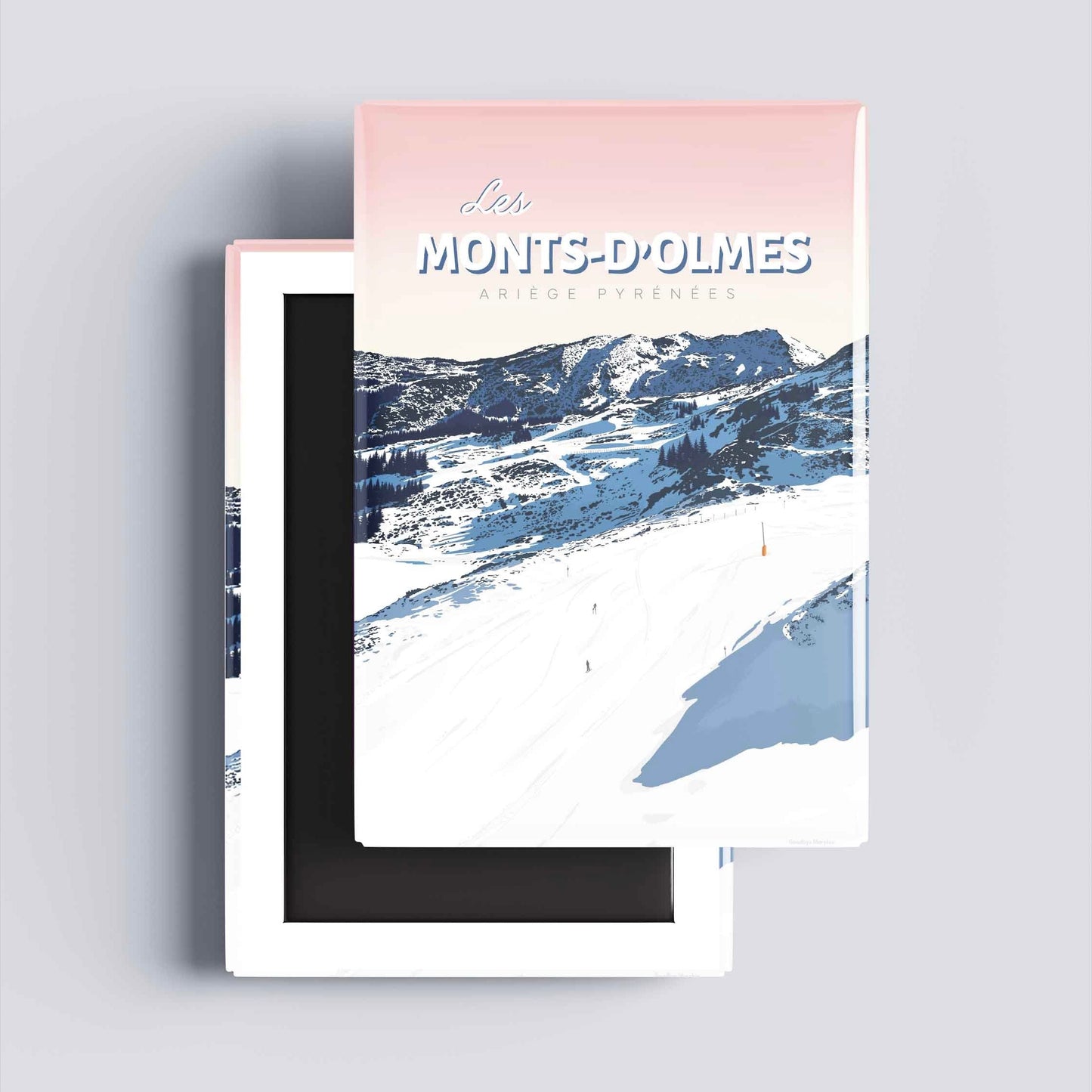 Détail de l'illustration graphique des Monts d'Olmes sur un magnet décoratif, style néo-rétro et couleurs hivernales douces.