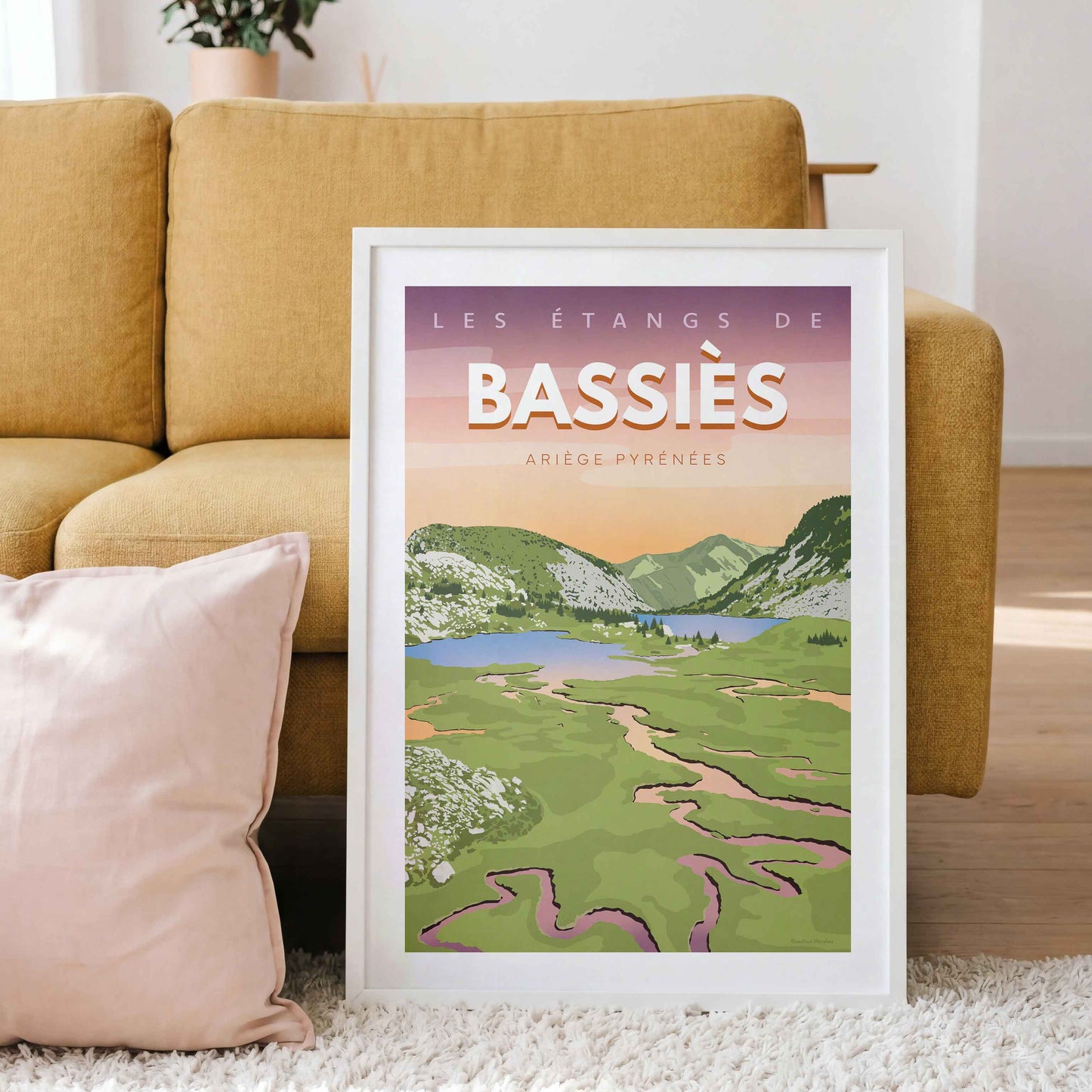Affiche des étangs de Bassiès dans un cadre blanc moderne, posée au sol à côté d'un canapé jaune et d'un coussin rose.