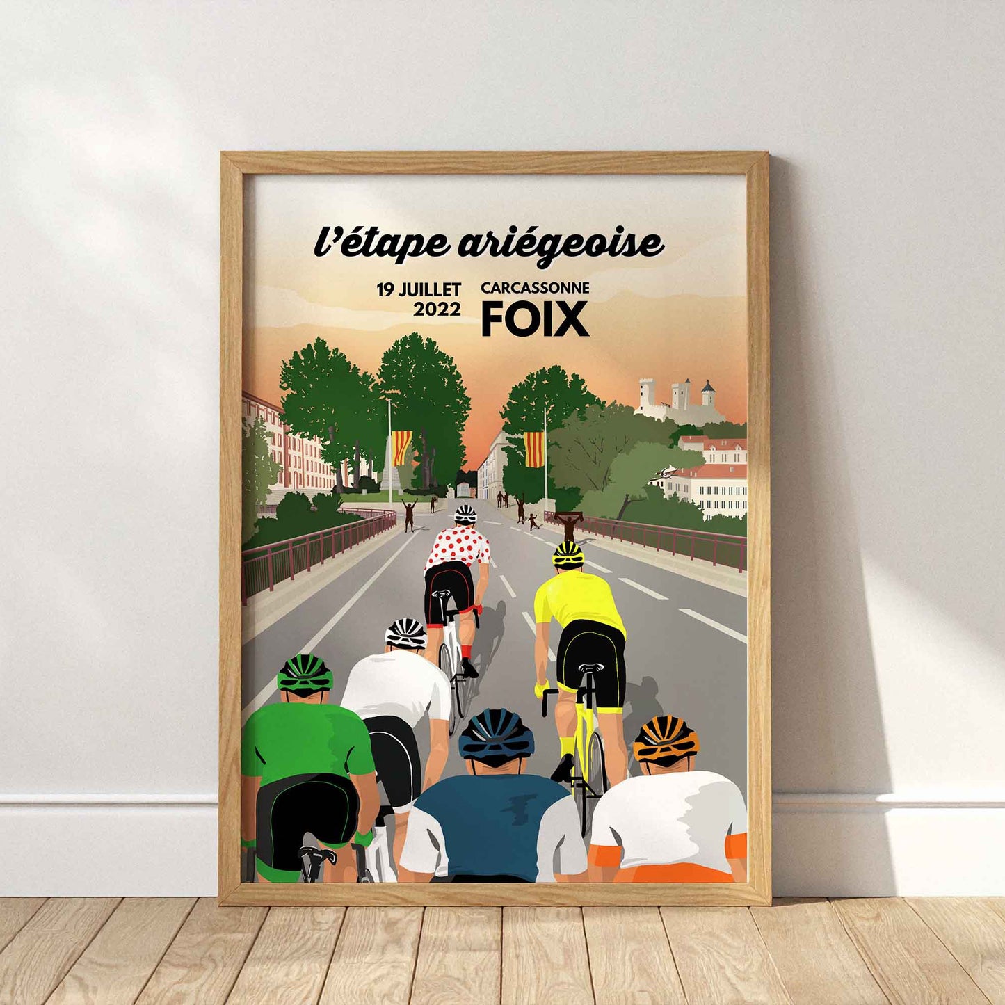 Illustration souvenir de l'étape de cyclisme Foix 2022, le peloton sur le pont devant le château de Foix, cadre en bois clair.