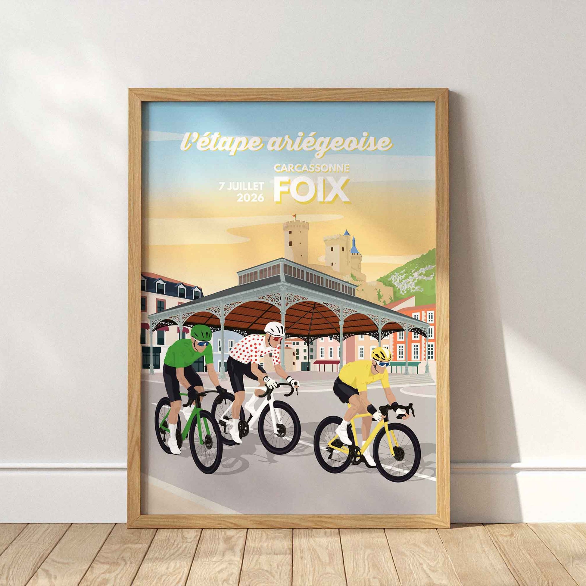 Affiche vélo Foix 2026, peloton devant la Halle aux Grains, décoration originale pour l'arrivée de la Grande Boucle en Ariège.