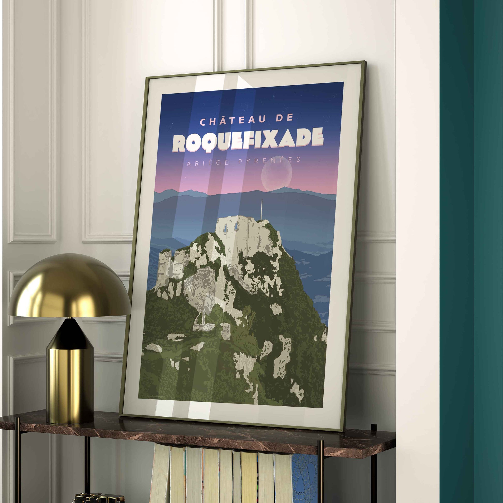 Affiche de la collection Goodbye Marylou exposée sur une console moderne à côté d'une lampe dorée design.
