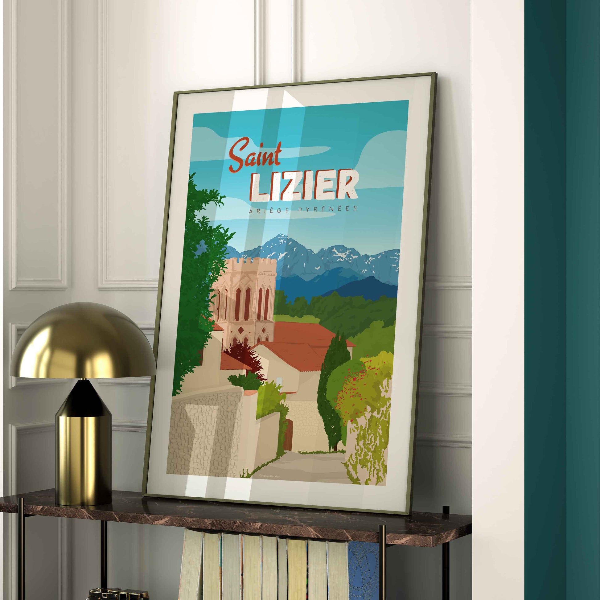 Affiche de Saint-Lizier exposée sur une console moderne à côté d'une lampe design dorée, mettant en avant le style néo-rétro de l'illustration