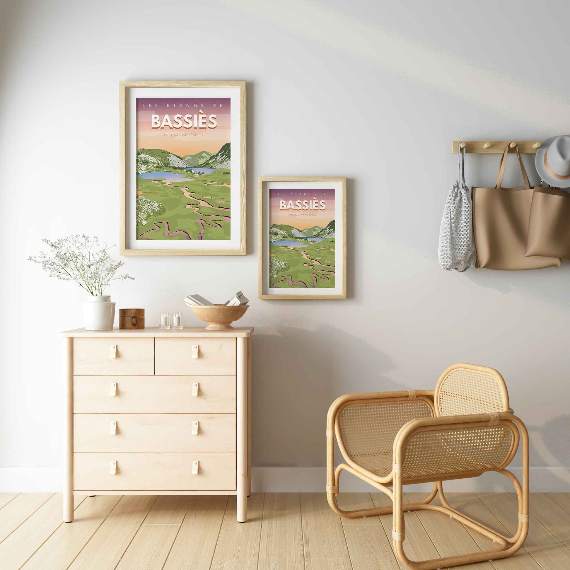 Composition murale avec deux affiches Goodbye Marylou (A2 et A3) dans un intérieur lumineux avec mobilier en bois et rotin.