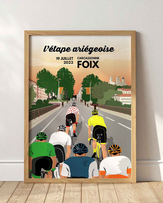 Réédition de l'affiche Foix 2022 illustrant le peloton de la Grande Boucle sur le pont face au château, souvenir de cyclisme en Ariège.