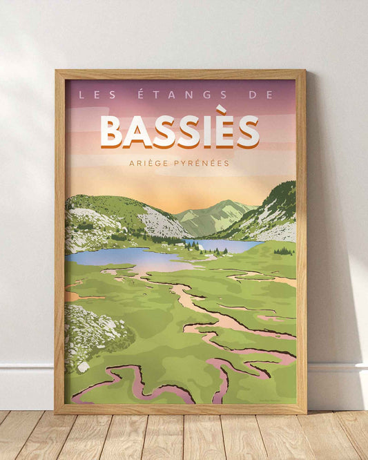 Affiche des étangs de Bassiès encadrée en bois clair, posée au sol contre un mur blanc épuré avec des jeux d'ombres.