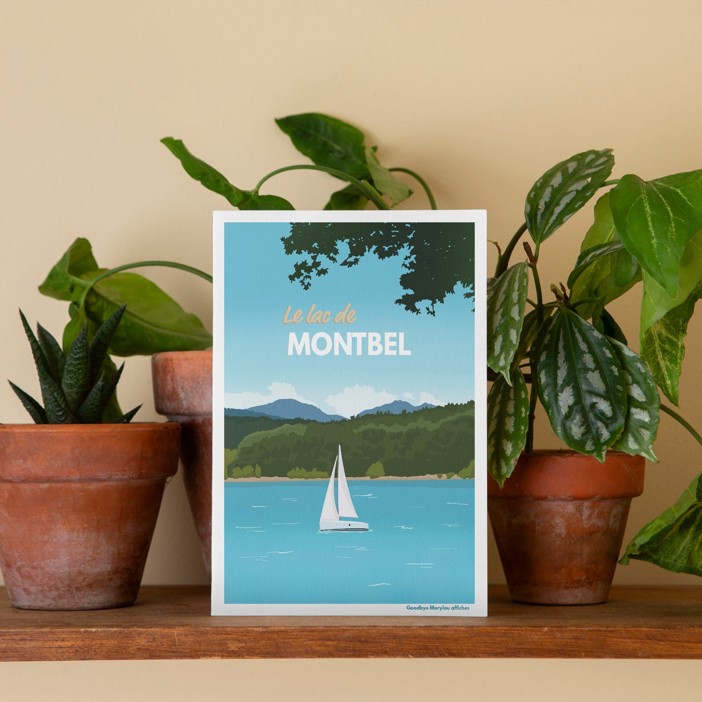Carte postale illustrée Lac de Montbel Ariège, voilier sur les eaux turquoise.