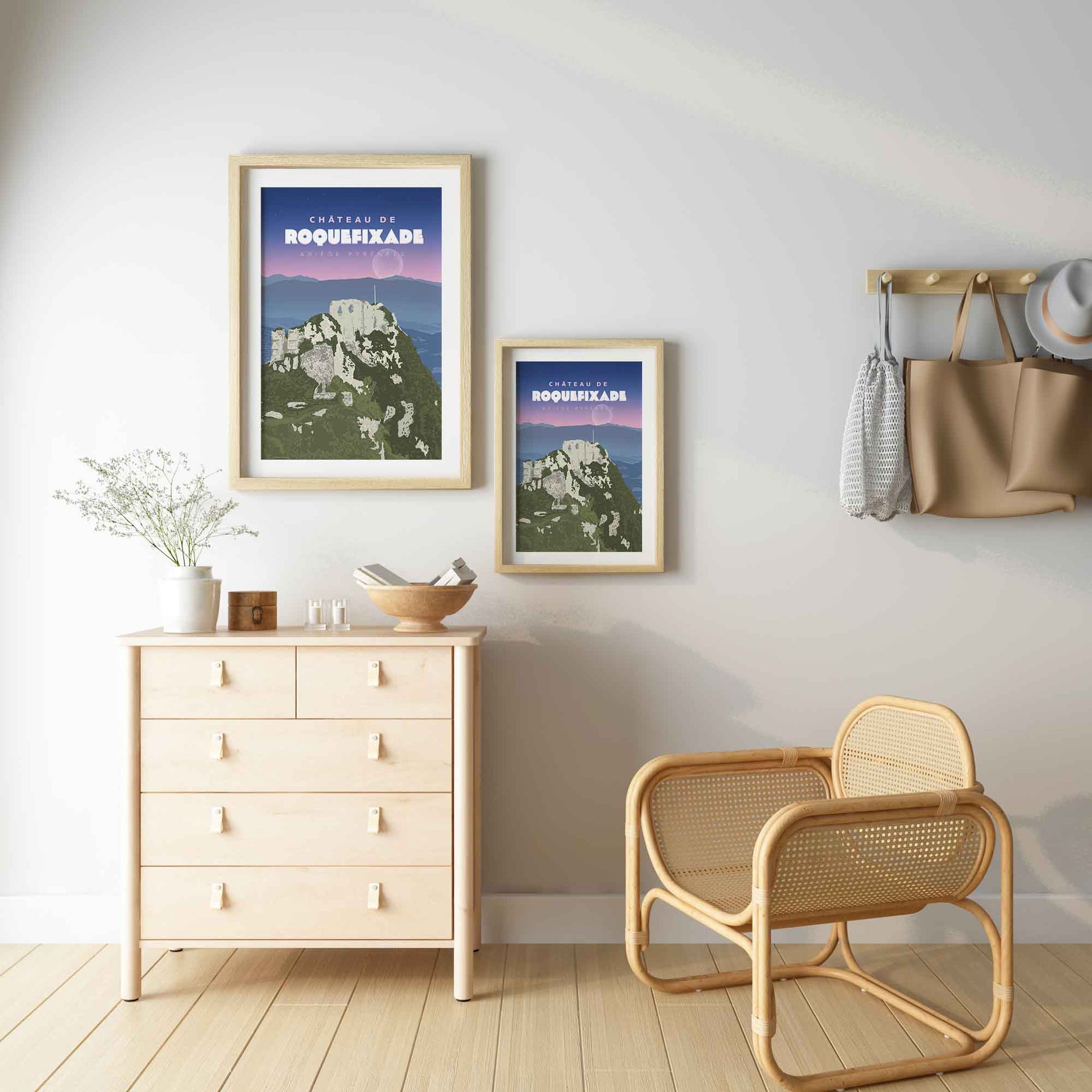 Composition murale de deux affiches Goodbye Marylou (A2 et A3) de Roquefixade dans un intérieur clair avec commode et fauteuil.