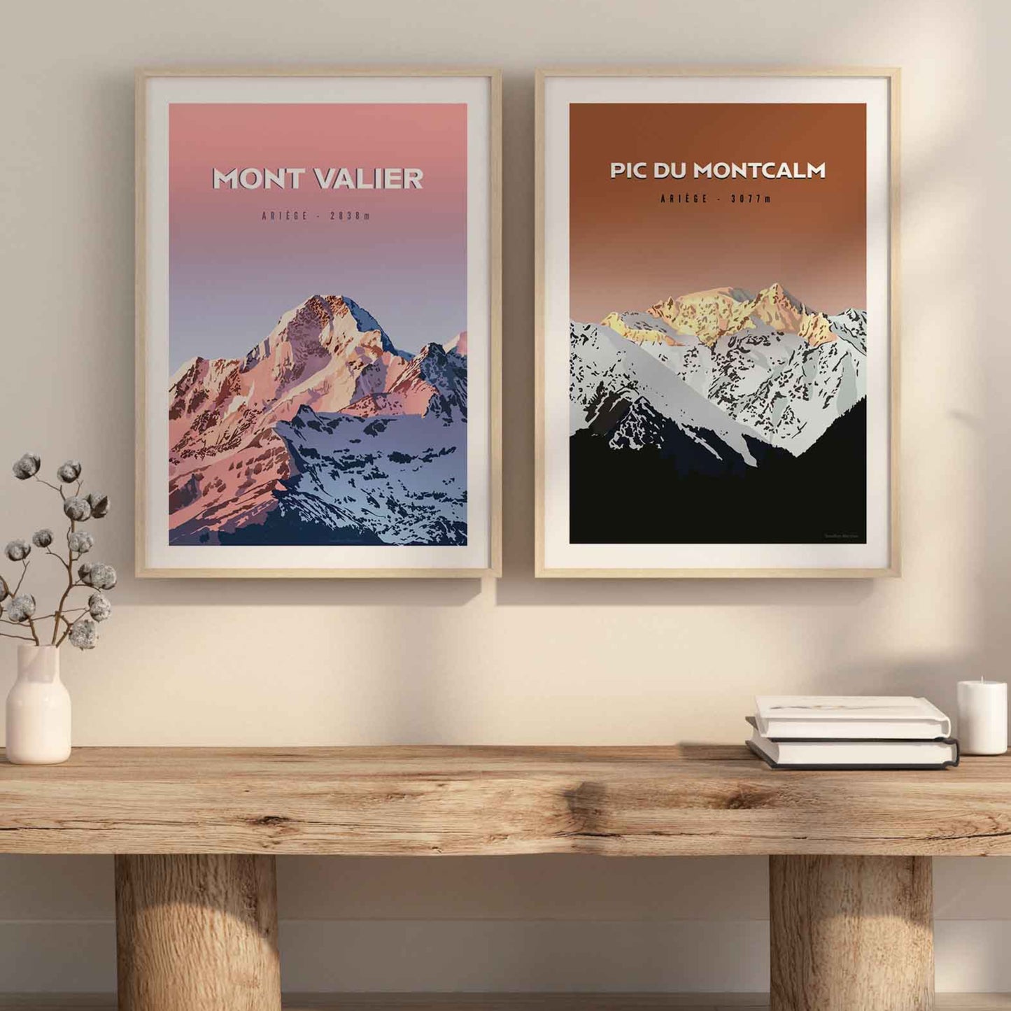 Composition murale avec les affiches des sommets ariégeois Mont Valier et Montcalm au-dessus d'un meuble en bois rustique.