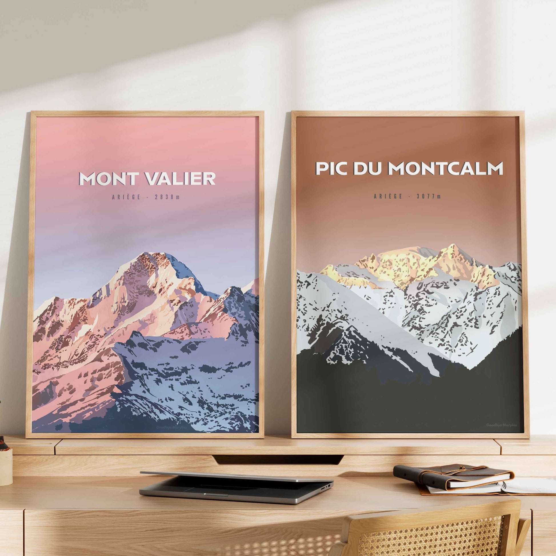 Affiches de voyage vintage du Mont Valier et du Pic du Montcalm posées sur un bureau en bois, décoration d'intérieur style scandinave et épuré.