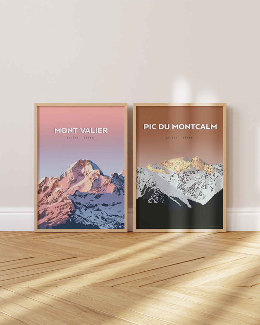 Duo d'affiches illustrées des sommets mythiques de l'Ariège, le Mont Valier et le Pic du Montcalm, encadrées dans un salon moderne et lumineux.