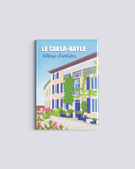 Magnet rectangulaire avec une illustration du village du Carla-Bayle montrant une maison aux volets bleus, des fleurs roses et une rue pavée en Ariège.