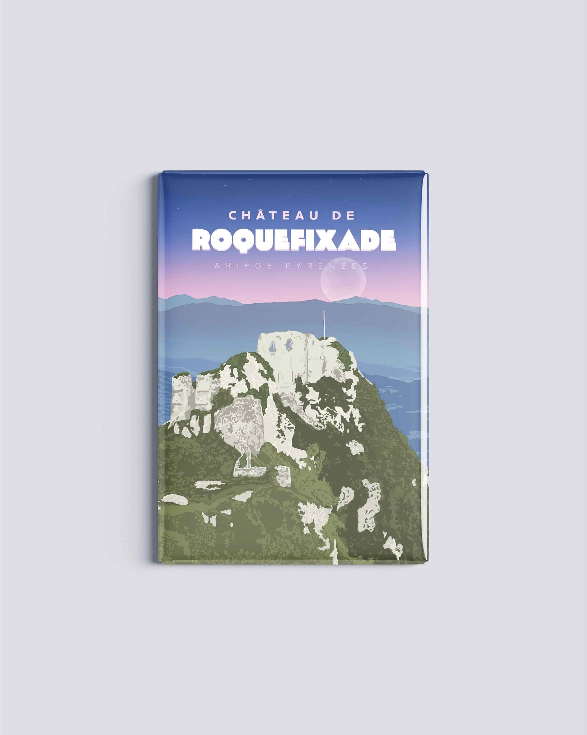 Magnet rectangulaire avec une illustration du château de Roquefixade sur sa falaise, avec une grande lune et un ciel violet au crépuscule en Ariège.
