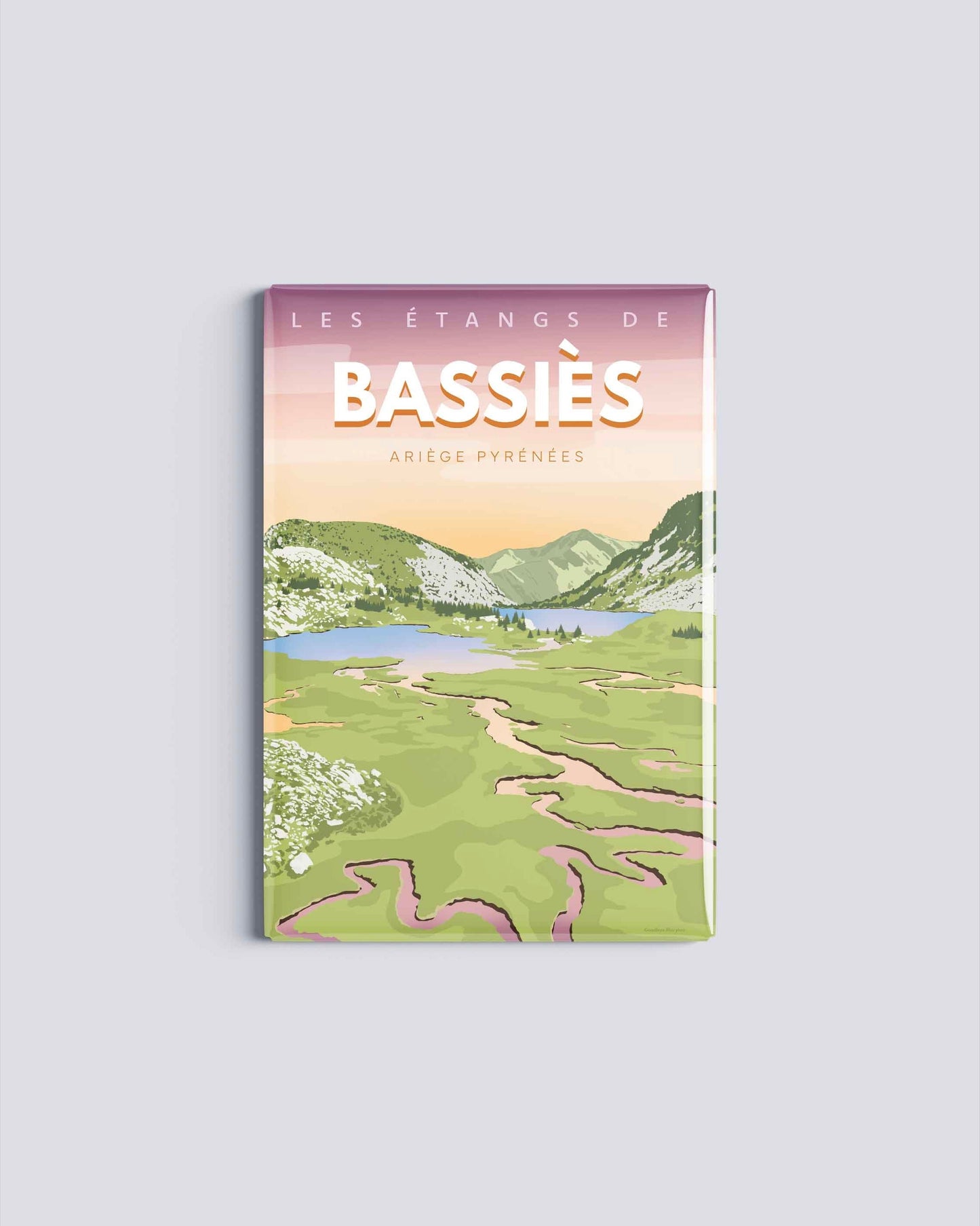 Magnet rectangulaire illustrant les étangs de Bassiès avec les méandres de l'eau dans le vallon vert et un ciel rose au coucher du soleil en Ariège.