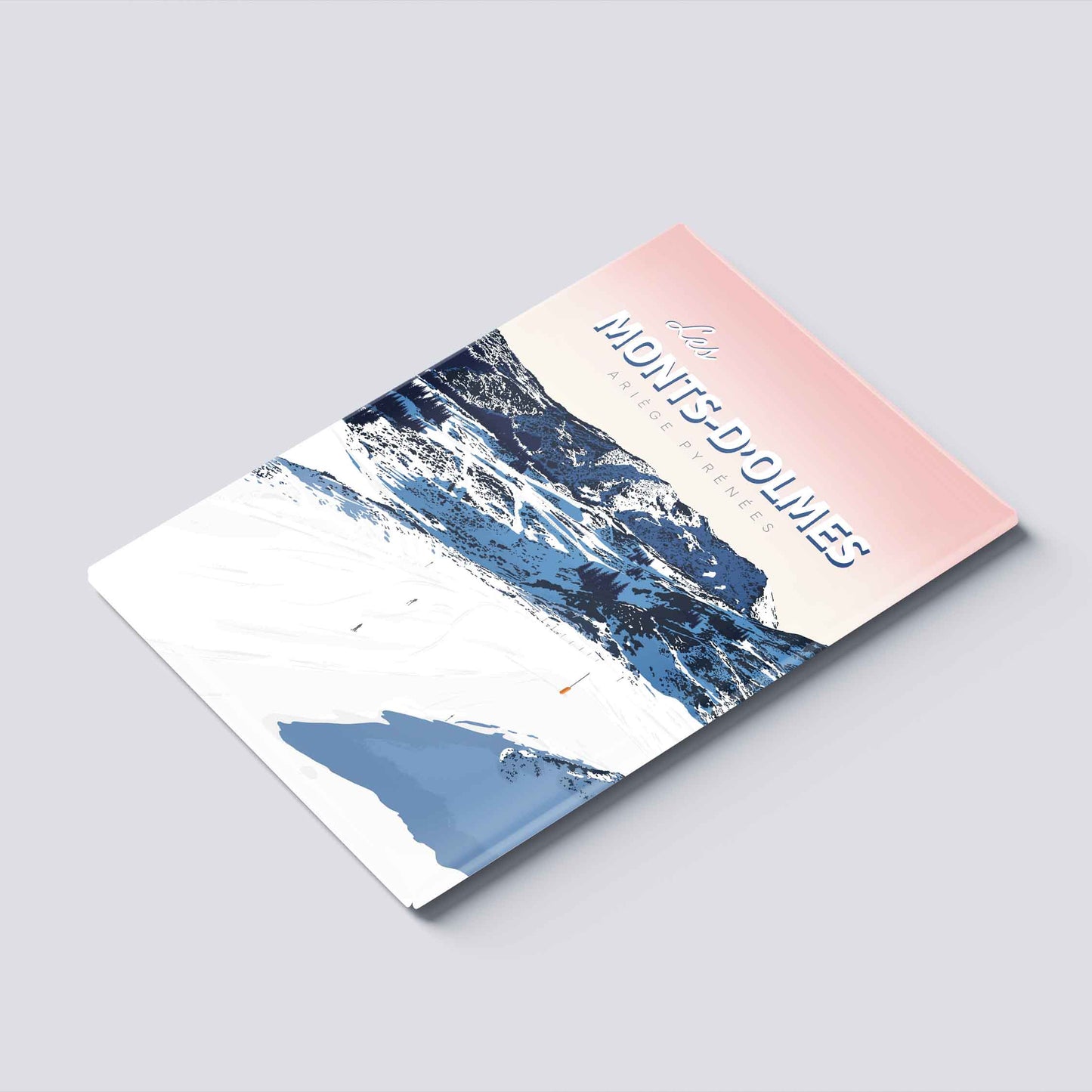 Magnet premium des Monts d'Olmes montrant son dos aimanté et sa finition rigide de qualité sur fond gris.