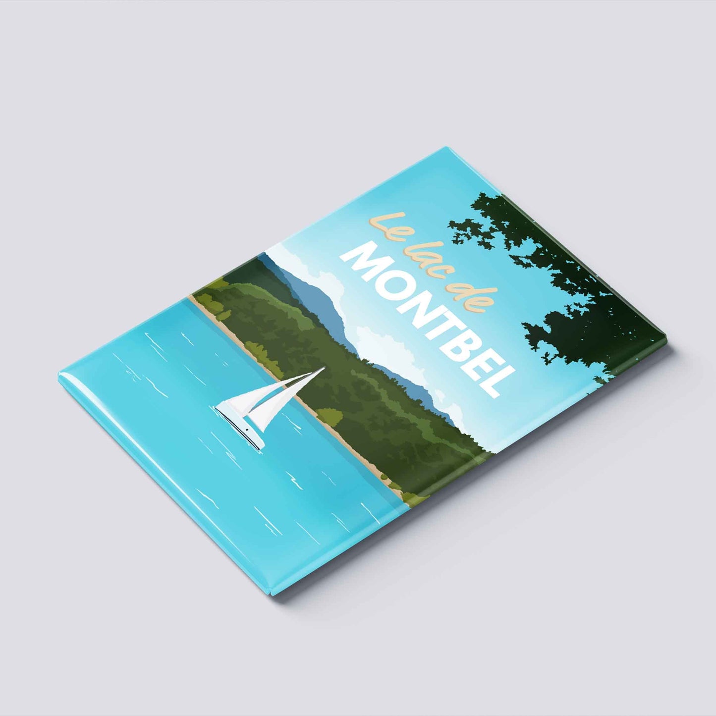 Magnet premium Goodbye Marylou du lac de Montbel montrant sa rigidité et sa finition de qualité sur un fond neutre.