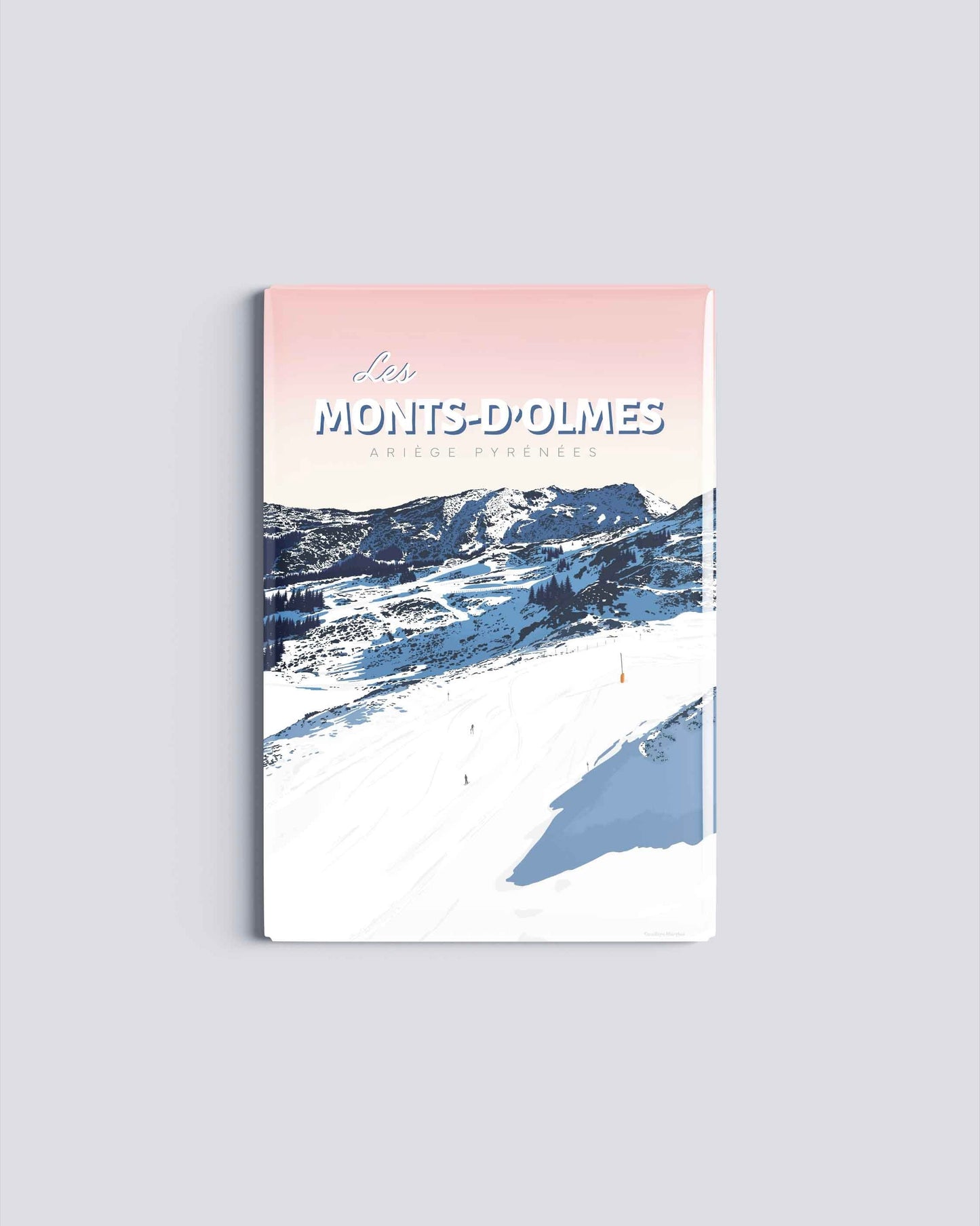 Magnet rectangulaire illustrant les pistes de ski des Monts d'Olmes sous un ciel rose avec les sommets enneigés de l'Ariège.