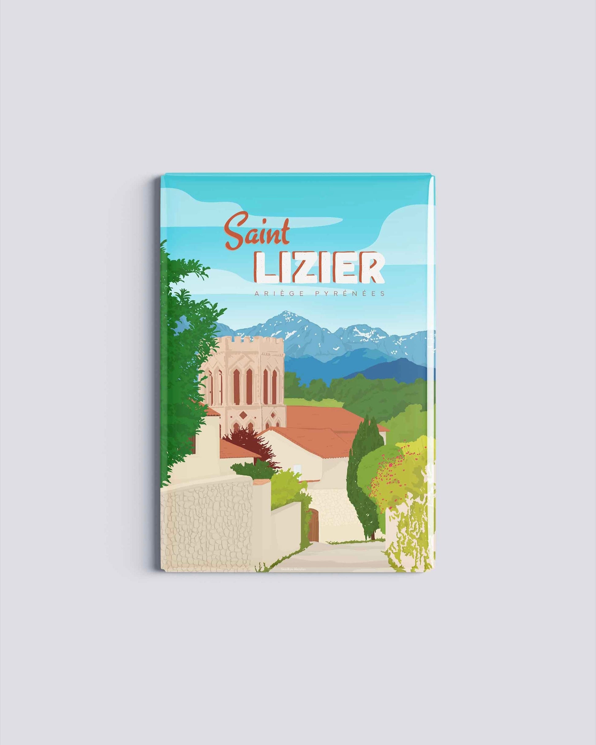 Magnet rectangulaire illustrant la cité de Saint-Lizier avec sa cathédrale, ses murs en pierre et les montagnes enneigées en arrière-plan en Ariège.
