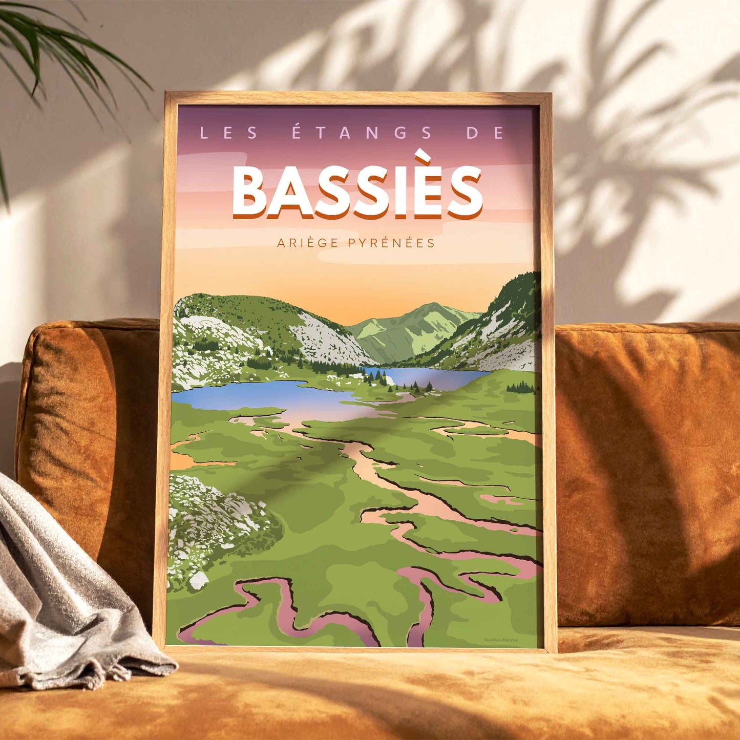 Affiche de montagne ariégeoise posée sur un canapé en velours terracotta, baignée par une lumière de fin de journée.