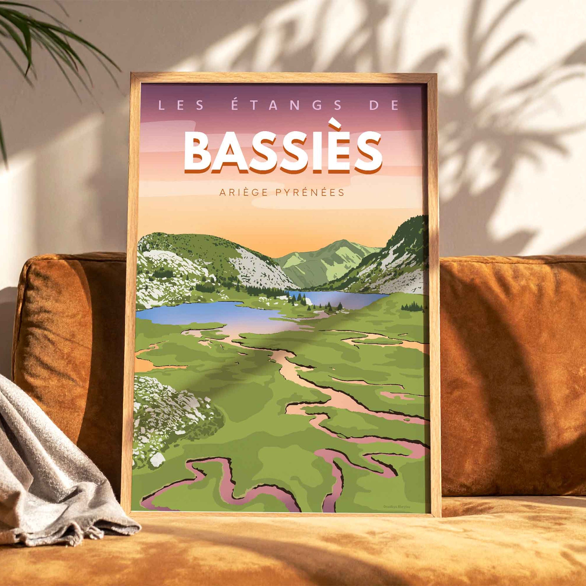 Affiche de montagne ariégeoise posée sur un canapé en velours terracotta, baignée par une lumière de fin de journée.