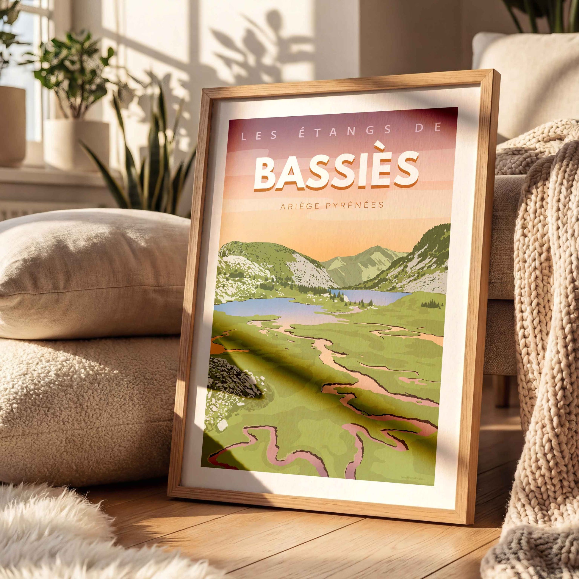 Affiche décorative de Bassiès dans un cadre en bois, posée sur un tapis blanc moelleux dans une ambiance chaleureuse.
