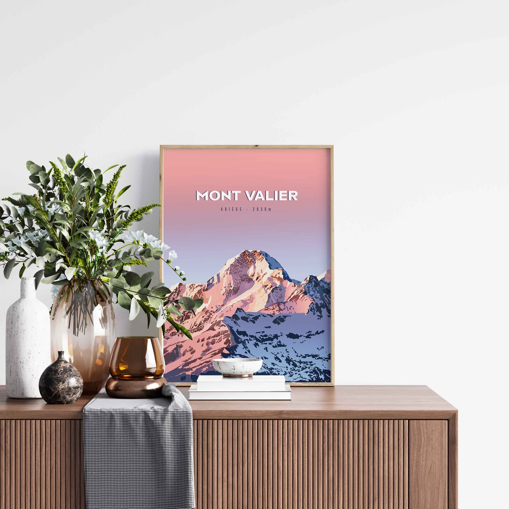 Affiche décorative du Mont Valier au format A3 encadrée, posée sur un buffet avec des plantes vertes, idée cadeau souvenir de l'Ariège.