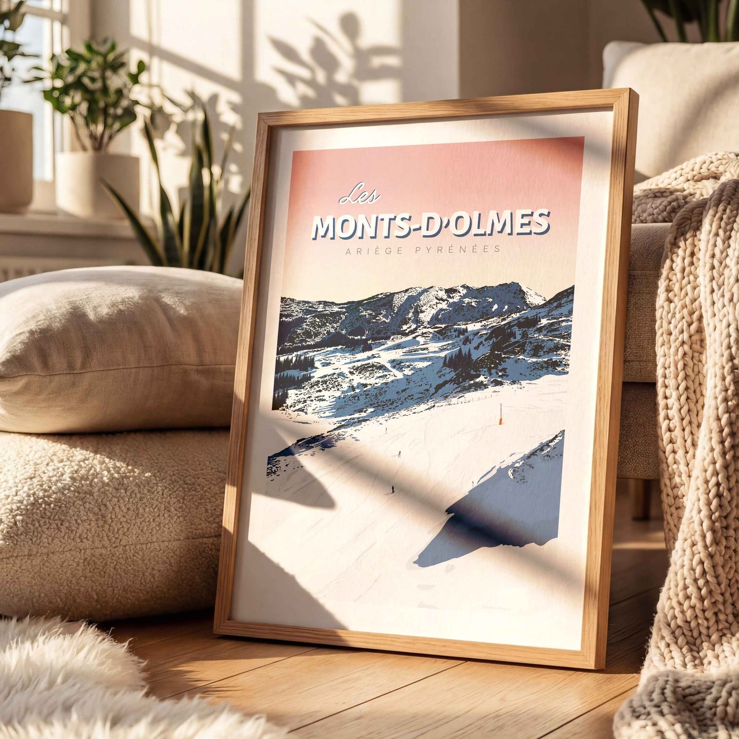 Affiche décorative des Monts-d’Olmes dans un cadre en bois, posée sur un tapis moelleux dans un salon chaleureux et lumineux.